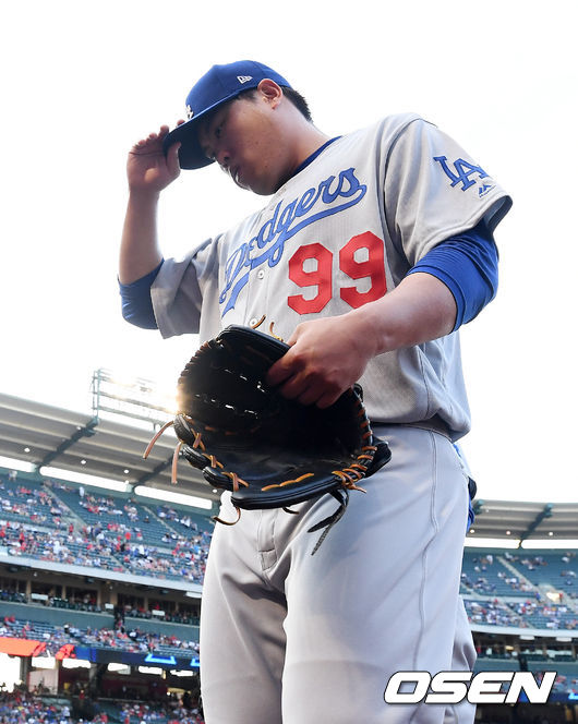 경기 전 류현진이 그라운드 위에서 몸을 풀고 덕아웃으로 들어오고 있다. / soul1014@osen.co.kr