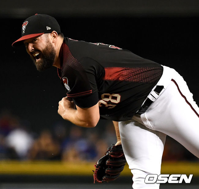 애리조나 선발 로비 레이가 힘차게 공을 뿌리고 있다. /dreamer@osen.co.kr