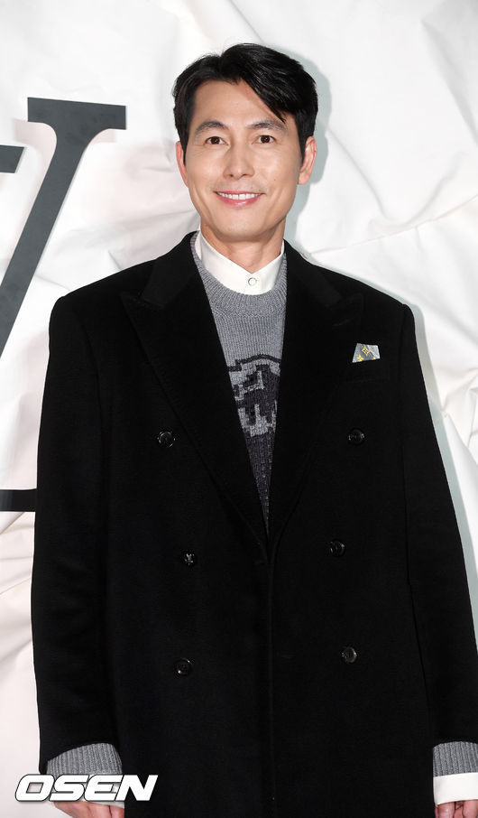 배우 정우성이 포토월로 입장하며 포즈를 취하고 있다. / rumi@osen.co.kr