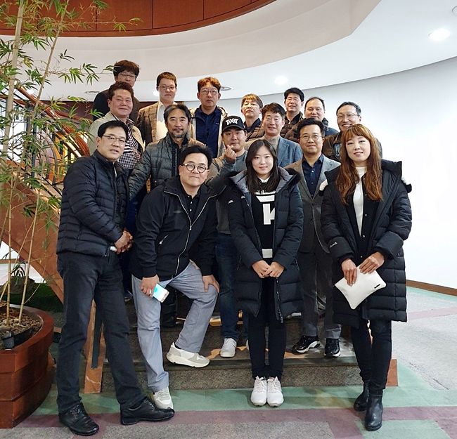 지난 3월 제1차 대한골프의학연구회 워크숍 때 찍은 단체 사진. 앞줄 한 가운데가 조아연 프로이고, 맨 오른쪽에 황율린 프로. 앞줄 맨 왼쪽이 김기성 원장이다. 조아연 프로 뒤에 오창에서 골프아카데미를 운영하고 있는 강호정 프로의 모습도 보인다. 