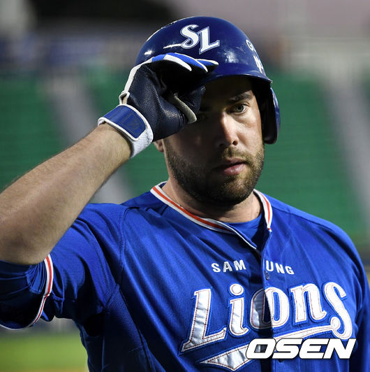 1회초 삼성 공격 때 러프가 대기 타석으로 향하고 있다. /dreamer@osen.co.kr