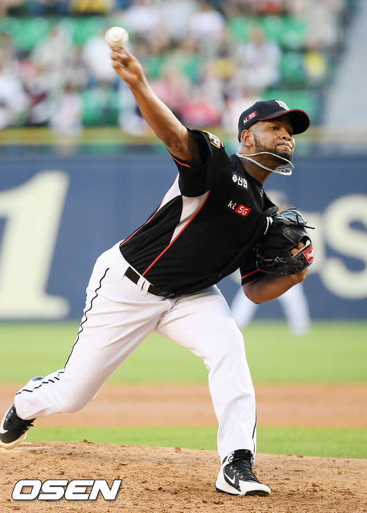 kt 선발 알칸타라가 힘차게 공을 뿌리고 있다./rumi@osen.co.kr