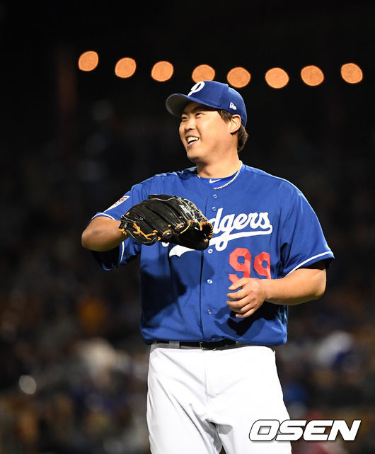 3회 류현진이 마운드에서 터너와 이야기를 나누며 미소짓고 있다. /jpnews@osen.co.kr