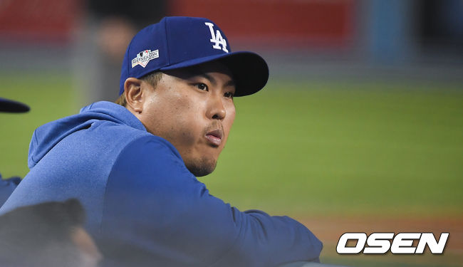 LA 다저스가 NLDS 1차전 기선제압에 성공했다. 다저스는 4일(이하 한국시간) 미국 캘리포니아주 로스앤젤레스 다저스타디움에서 열린 2019 MLB 포스트시즌 내셔널리그 디비전시리즈(NLDS) 워싱턴 내셔널스와 5전3선승제 1차전에서 6-0으로 승리했다. 홈에서 첫 승을 거둔 다저스는 5전3선승제 NLDS에서 유리한 고지를 점했다. 다저스 류현진이 경기를 지켜보고 있다. / soul1014@osen.co.kr