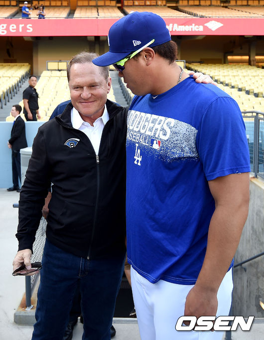 훈련을 마친 다저스 투수 류현진(오른쪽)과 에이전트인 스캇 보라스가 대화를 나누고 있다. /dreamer@osen.co.kr
