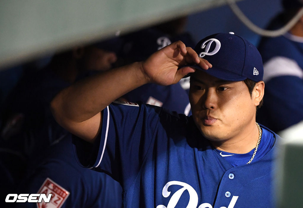 류현진이 더그아웃에서 경기 준비를 하고 있다. /jpnews@osen.co.kr