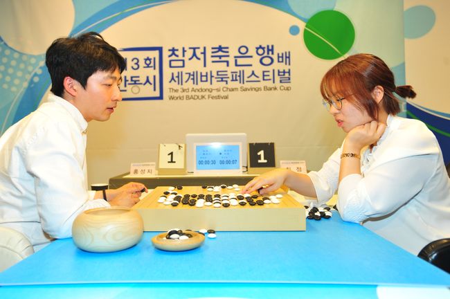 [사진]참저축은행배 프로아마오픈전 4강_홍성지-승자(왼쪽)와 최정 /한국기원 제공