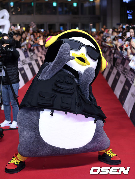 16일 오후 서울 송파구 롯데월드몰 아트리움에서 영화 '백두산' 레드카펫 쇼케이스가 열렸다.펭수가 레드카펫을 밟고 있다. /sunday@osen.co.kr