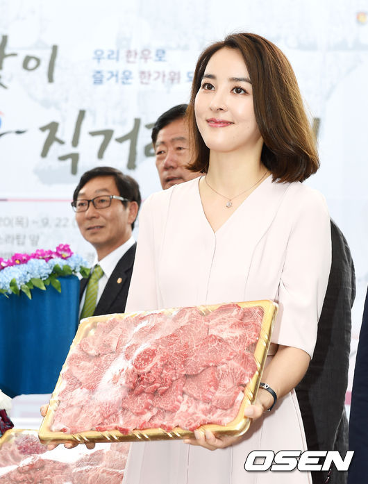 배우 한혜진이 20일 오전 서울 청계광장에서 열린 '2018 추석맞이 한우 직거래장터' 행사에 참석해 포토타임을 갖고 있다. /jpnews@osen.co.kr