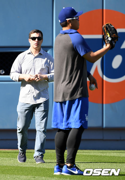 경기 시작을 앞두고 부상자명단에 오른 다저스 류현진이 외야에서 스트레칭과 캐치볼 훈련을 마친 뒤 다저스 프리드먼 사장과 인사를 나누고 있다. /dreamer@osen.co.kr