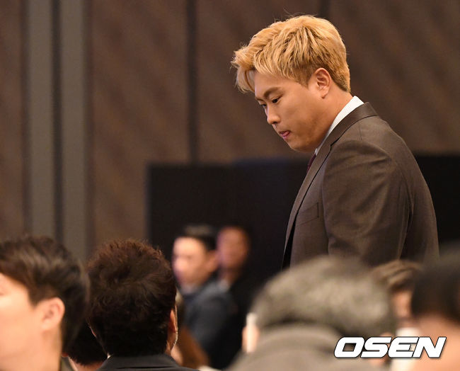 동아스포츠대상은 5대 프로스포츠(야구·축구·남녀농구·남녀배구·남녀골프) 선수들의 투표를 통해 종목별 올해의 선수를 선정한다. 동료들로부터 공로를 인정받은 선수에게만 주어지는 영예로운 상이다.행사장을 찾은 류현진이 관계자와 이야기를 하고 있다. /sunday@osen.co.kr