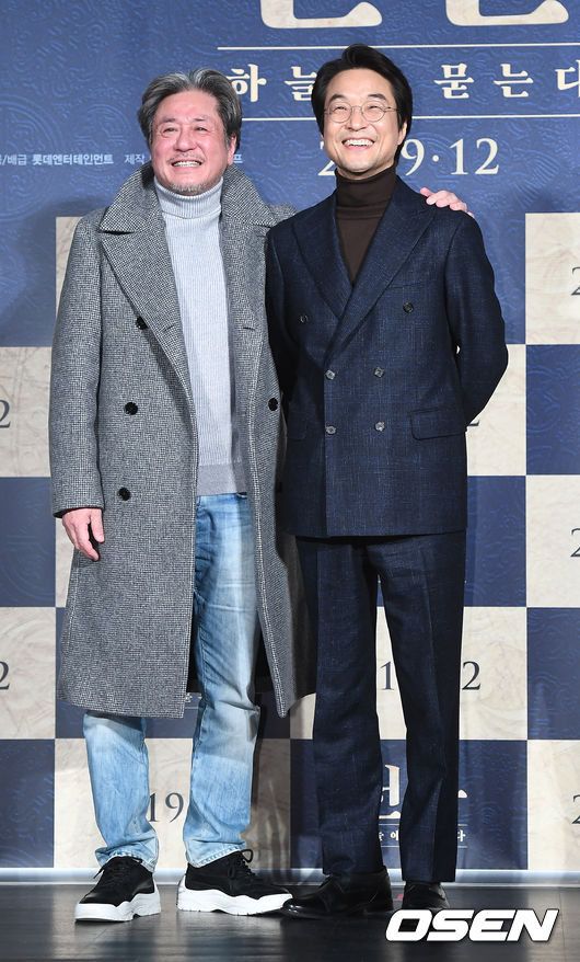 11월 27일 오전 서울 광진구 건대 롯데시네마에서 영화 '천문: 하늘에 묻는다' 제작보고회가 열렸다.  배우 최민식, 한석규가 포토타임을 갖고 있다. /youngrae@osen.co.kr