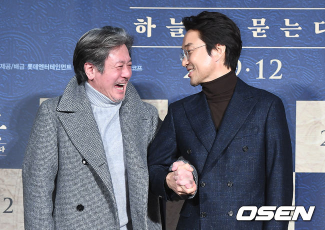 11월 27일 오전 서울 광진구 건대 롯데시네마에서 영화 '천문: 하늘에 묻는다' 제작보고회가 열렸다.  배우 최민식, 한석규가 포토타임을 갖고 있다. /youngrae@osen.co.kr