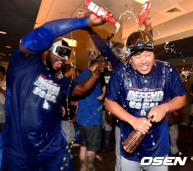 경기 종료 후 다저스 류현진과 푸이그가 클럽하우스에서 축제를 즐기고 있다. /dreamer@osen.co.kr