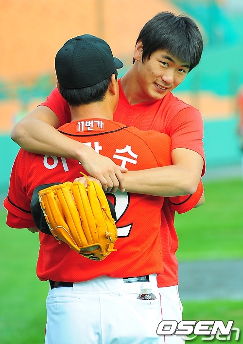 SK 시절 이만수 감독과 포옹하는 김광현 /rumi@osen.co.kr