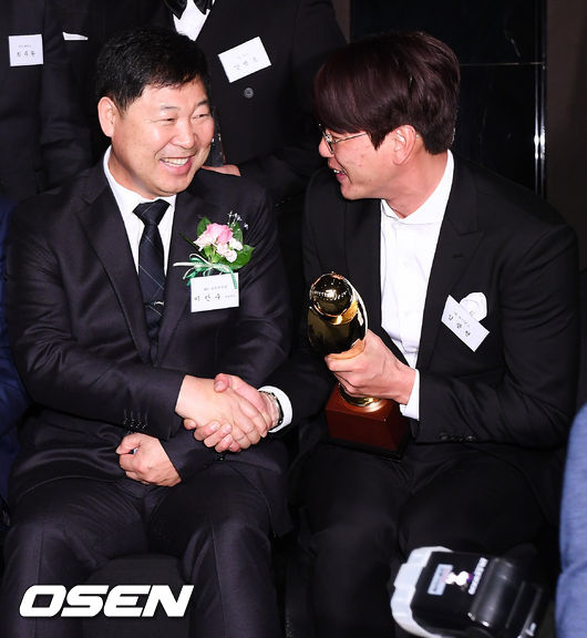 4일 오전 서울 플라자호텔에서 진행된 2018 조아제약프로야구대상 시상식에서 이만수 감독이 김광현과 악수를 나누고 있다./soul1014@osen.co.kr