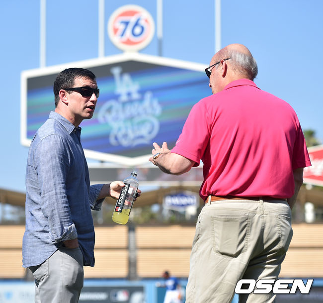 [사진] LA다저스 야구 운영부문 사장 엔드류 프리드먼과 구단 최고경영자(CEO) 스탠 카스텐이 이야기를 나누고 있다. /OSEN DB