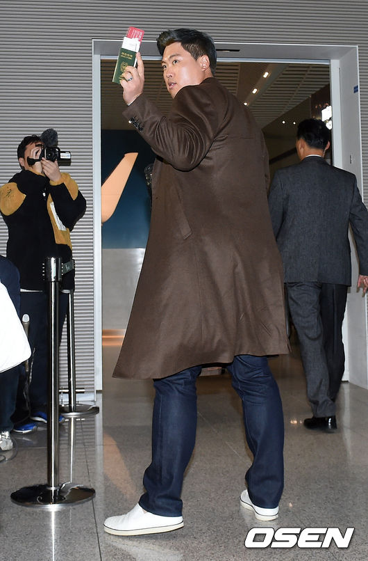류현진이 출국장으로 향하며 인사하고 있다. /dreamer@osen.co.kr