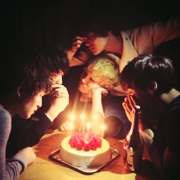 [사진=키 SNS] 샤이니 멤버 키가 군 복무 중 첫 번째 크리스마스를 맞아 팬들에게 인사를 남겼다. 사진은 키가 공개한 샤이니 멤버들과 함께 했던 과거에 찍은 것으로 세상을 떠난 종현(오른쪽부터)까지 함께 한 모습이 팬들에게 울림을 남기고 있다. 