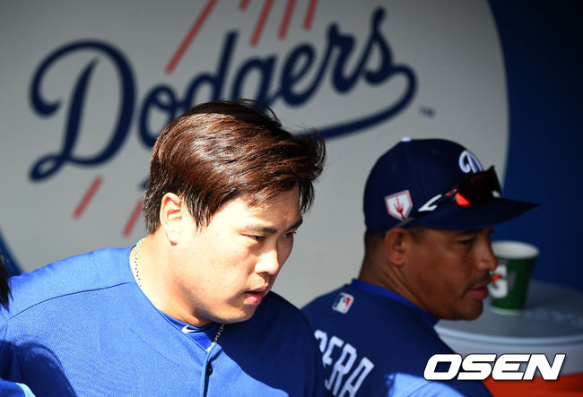 류현진이 더그아웃에서 등판을 준비하고 있다. /jpnews@osen.co.kr