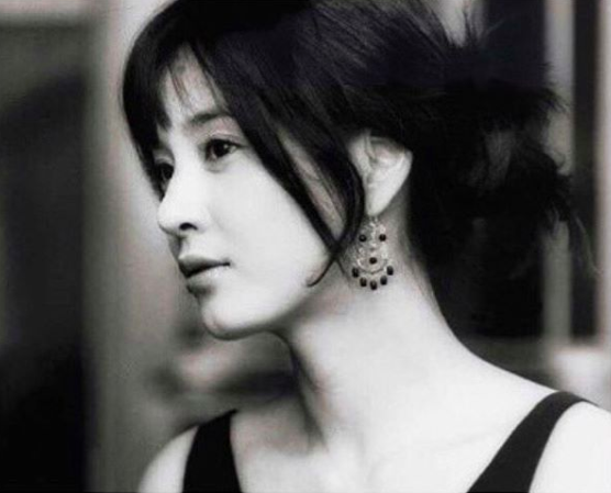 [사진=션 SNS] 래퍼 션이 아내인 배우 정혜영의 과거 사진을 공개했다.