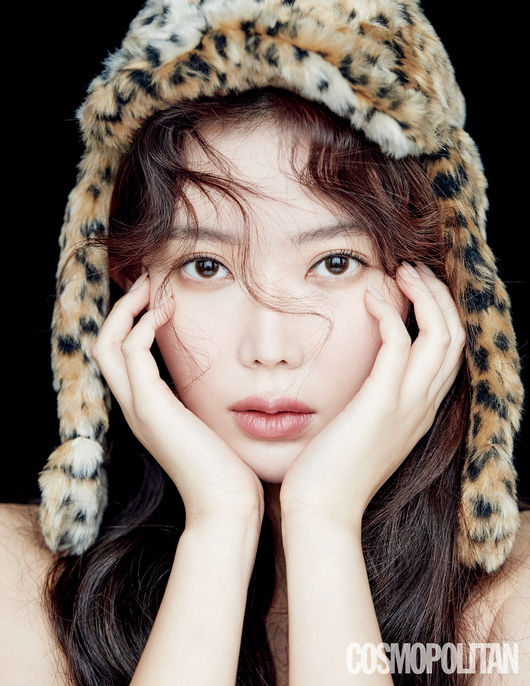 [사진=코스모폴리탄 제공] 배우 임수향이 2020년 1월 호 화보의 주인공으로 발탁됐다.