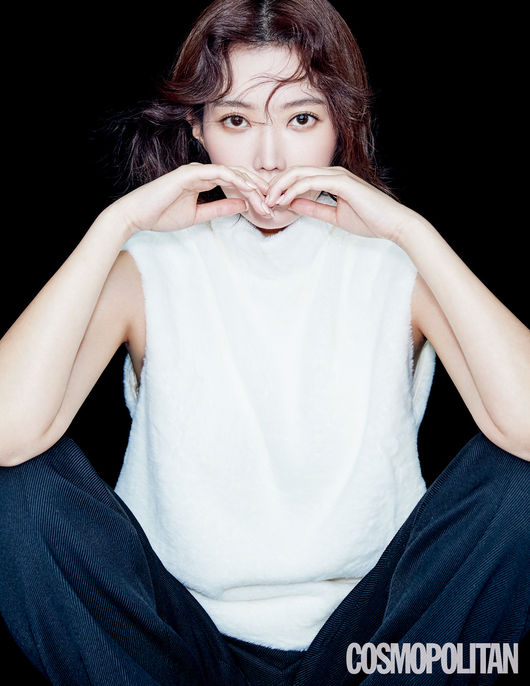 [사진=코스모폴리탄 제공] 배우 임수향이 2020년 1월 호 화보의 주인공으로 발탁됐다.