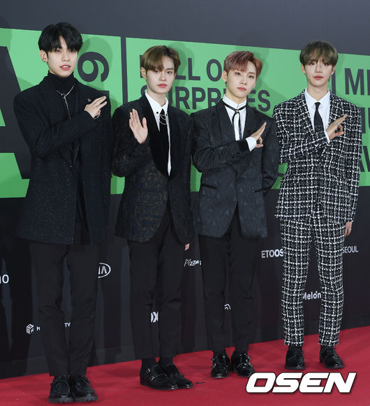 AB6IX가 입장하며 포즈를 취하고 있다. / rumi@osen.co.kr