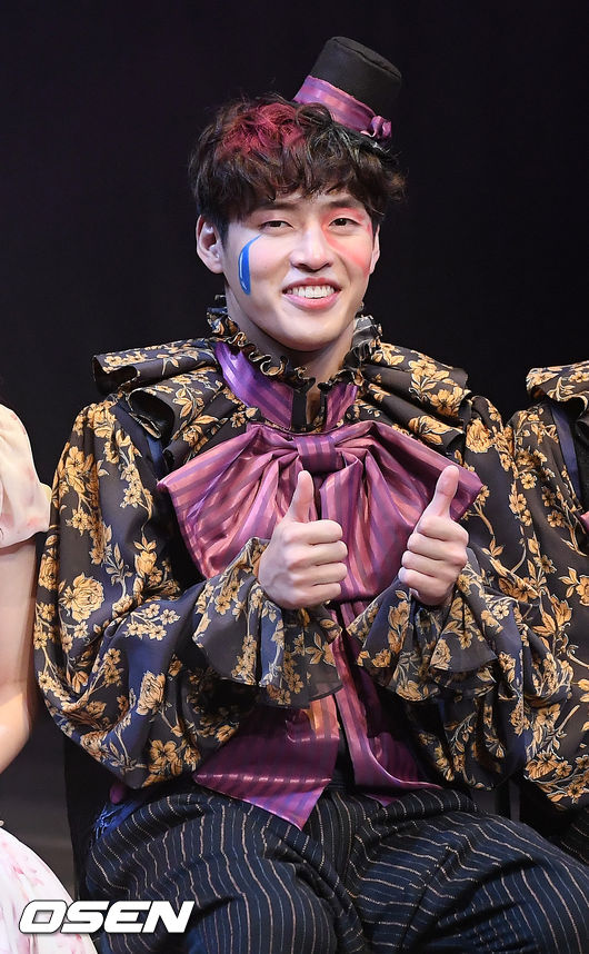 배우 강하늘이 기자회견중 엄지손가락을 치켜들고 있다. / rumi@osen.co.kr