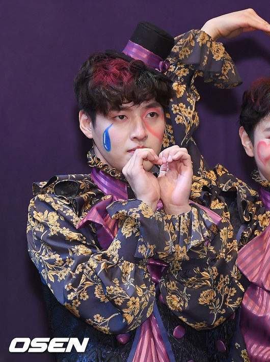 배우 강하늘이 무대 위에서 포토타임을 갖고 있다. / rumi@osen.co.kr