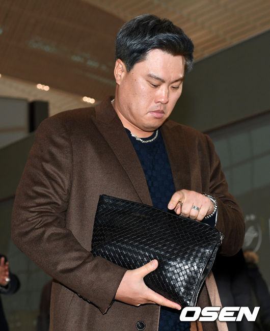 류현진이 출국장으로 향하고 있다. /dreamer@osen.co.kr