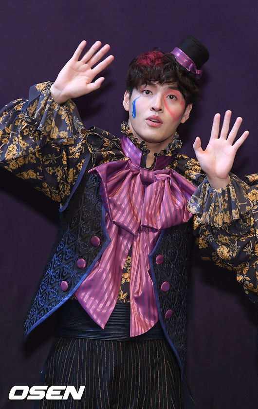 배우 강하늘이 무대 위에서 포토타임을 갖고 있다. / rumi@osen.co.kr