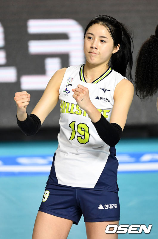 경기 시작을 앞두고 현대건설 세터 이다영이 주먹을 불끈 쥐고 있다. /dreamer@osen.co.kr