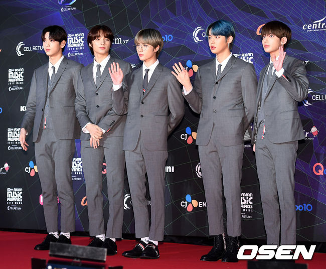 그룹 투모로우바이투게더(TXT)가 레드카펫 위에서 포즈를 취하고 있다. /cej@osen.co.kr