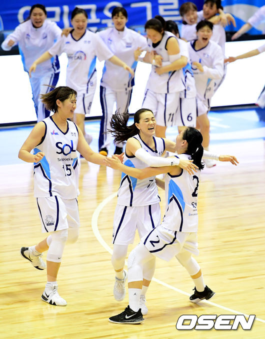 경기를 마치고 신한은행이 승리를 기뻐하고 있다. /jpnews@osen.co.kr 