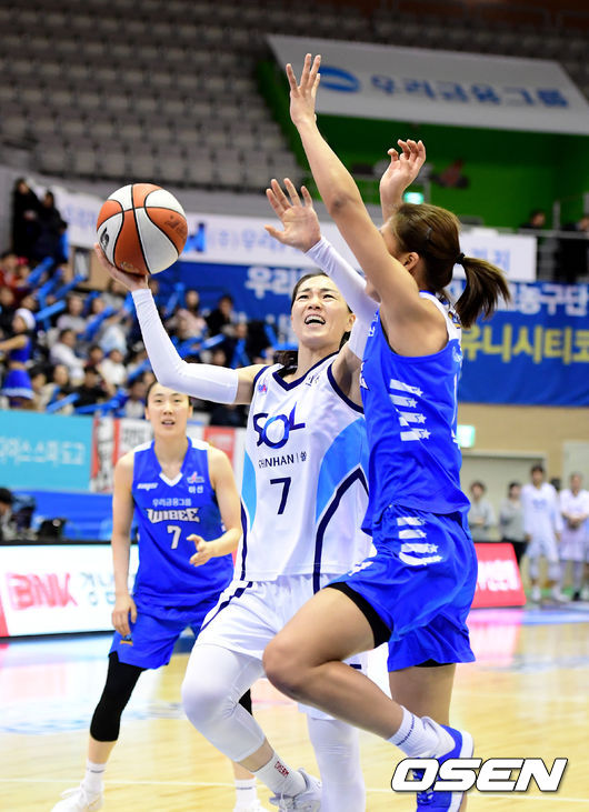 1쿼터 신한은행 한채진이 우리은행 수비를 피해 슛을 시도하고 있다. /jpnews@osen.co.kr 