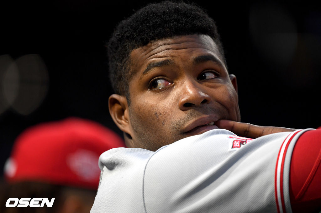 야시엘 푸이그가 더그아웃에서 관중석을 바라보고 있다. /dreamer@osen.co.kr