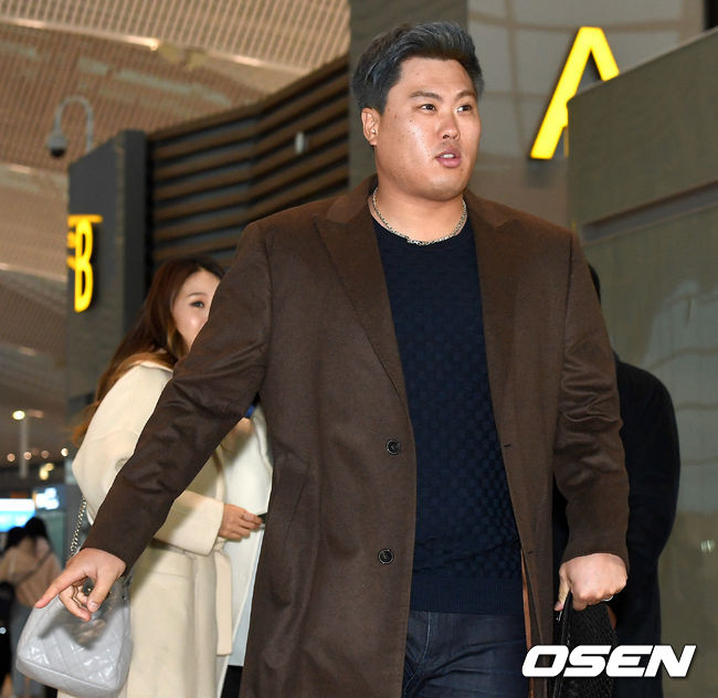 류현진과 아내 배지현이 출국장으로 향하고 있다. /dreamer@osen.co.kr
