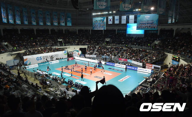 1세트 경기가 진행되는 가운데 사진은 매진을 이룬 장충체육관의 모습. /dreamer@osen.co.kr