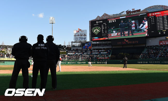 8회말 무사 1,3루 SK 김성현의 병살타때 비디오판독이 진행되고 있다. 올해부터 더블 플레이 시 슬라이딩 규정이 비디오 판독 대상 플레이에 추가됐다. / /soul1014@osen.co.kr
