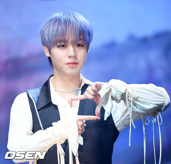 가수 박지훈이 무대 위에서 포즈를 취하고 있다./rumi@osen.co.kr