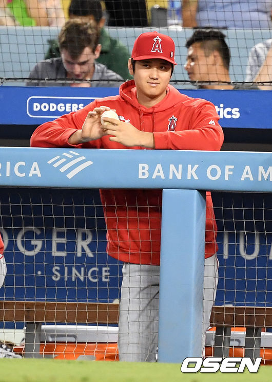 LA 에인절스가 24일(한국시간) 미국 캘리포니아주 로스앤젤레스의 다저스타디움에서 열린 LA 다저스와 인터리그 경기에서 5-4로 승리했다. 지난 6월 원정 맞대결에서 2차례 승리한 에인절스는 다저스전 3연승을 거뒀다.에인절스의 마이크 트라웃은 3경기 연속 홈런포를 가동했다. 오타니 쇼헤이는 대타로 나와 다시 한번 다저스 선발 마에다 겐타를 울렸다. 마에다는 초반 실점은 적었으나 3회까지 72구를 던지며 고전했고, 4⅓이닝 4피안타 3사사구 7탈삼진 3실점으로 패전 투수가 됐다. 9회말 에인절스 오타니가 더그아웃에서 경기를 지켜보고 있다. /jpnews@osen.co.kr