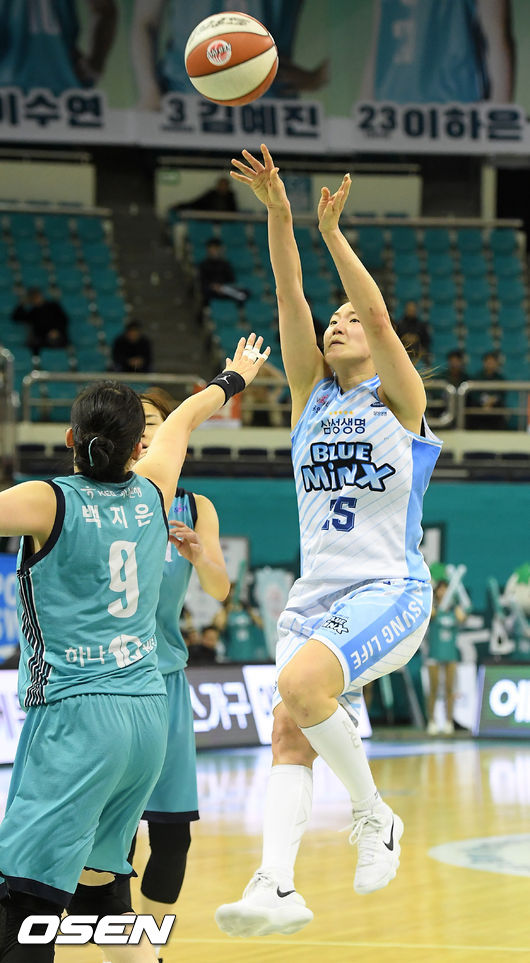 3쿼터 삼성생명 배혜윤이 점프슛을 시도하고 있다./rumi@osen.co.kr