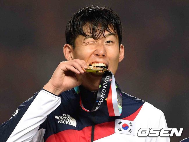 한국 손흥민이 금메달을 깨물고 있다./ sunday@osen.co.kr
