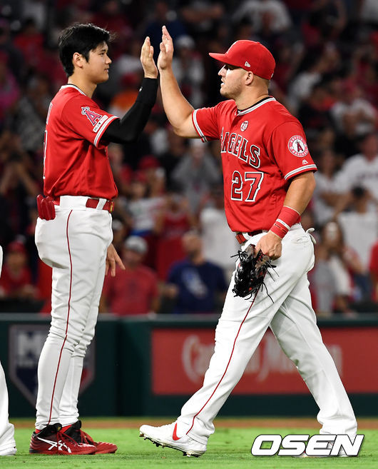 승리를 거둔 LA 에인절스의 오타니와 트라웃이 인사를 나누고 있다. /dreamer@osen.co.kr