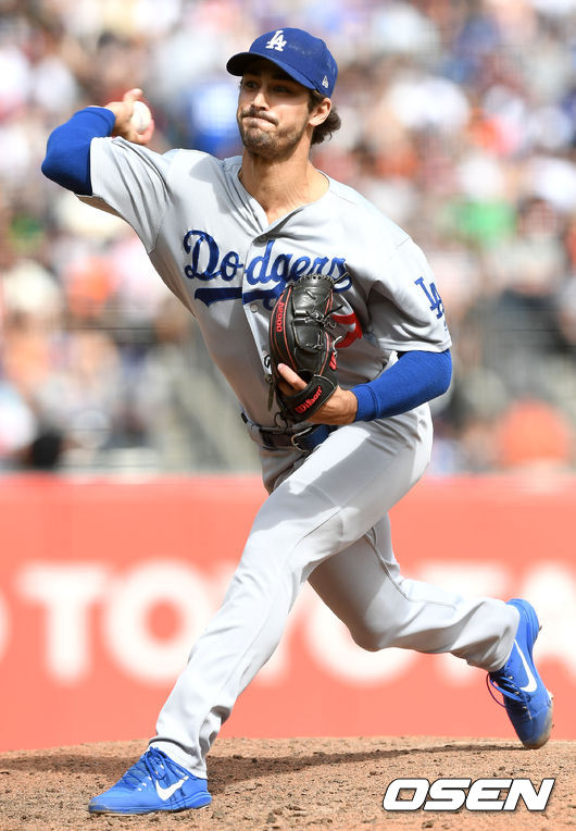 8회말 다저스 투수 샤그와가 힘차게 공을 뿌리고 있다. /dreamer@osen.co.kr