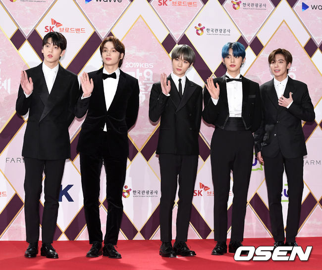 27일 오후 경기도 고양시 킨텍스에서 ‘2019 KBS 가요대축제’ 포토월 행사가 열렸다.그룹 투모오루바이투게더가 포토타임을 갖고 있다. /sunday@osen.co.kr