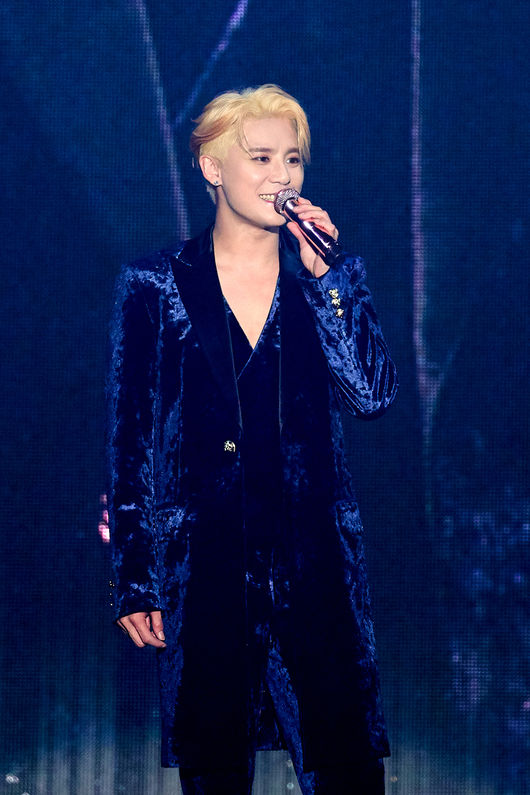 [사진=씨제스 엔터테인먼트] 가수 김준수가 연말 콘서트로 팬들을 만났다.