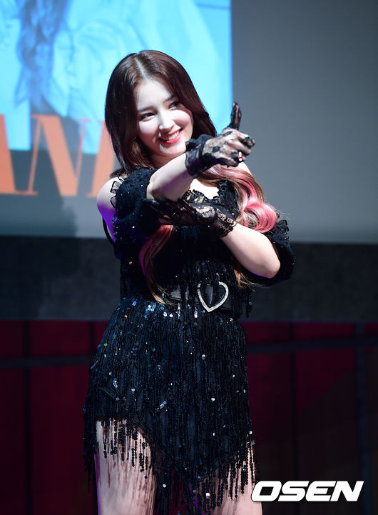 낸시가 포토타임을 하고 있다. /jpnews@osen.co.kr