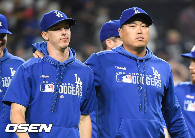 경기종료 후 다저스 류현진과 뷸러가 어깨동무를 하며 그라운드를 빠져나가고 있다. / soul1014@osen.co.kr